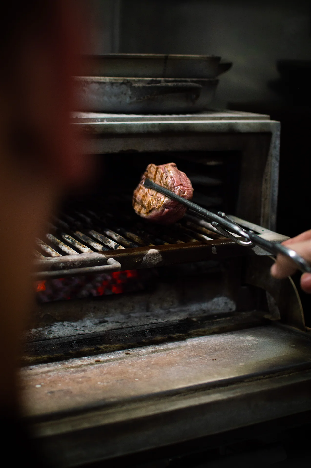 Filet de vaca servit a la llosa calenta amb patates fregides