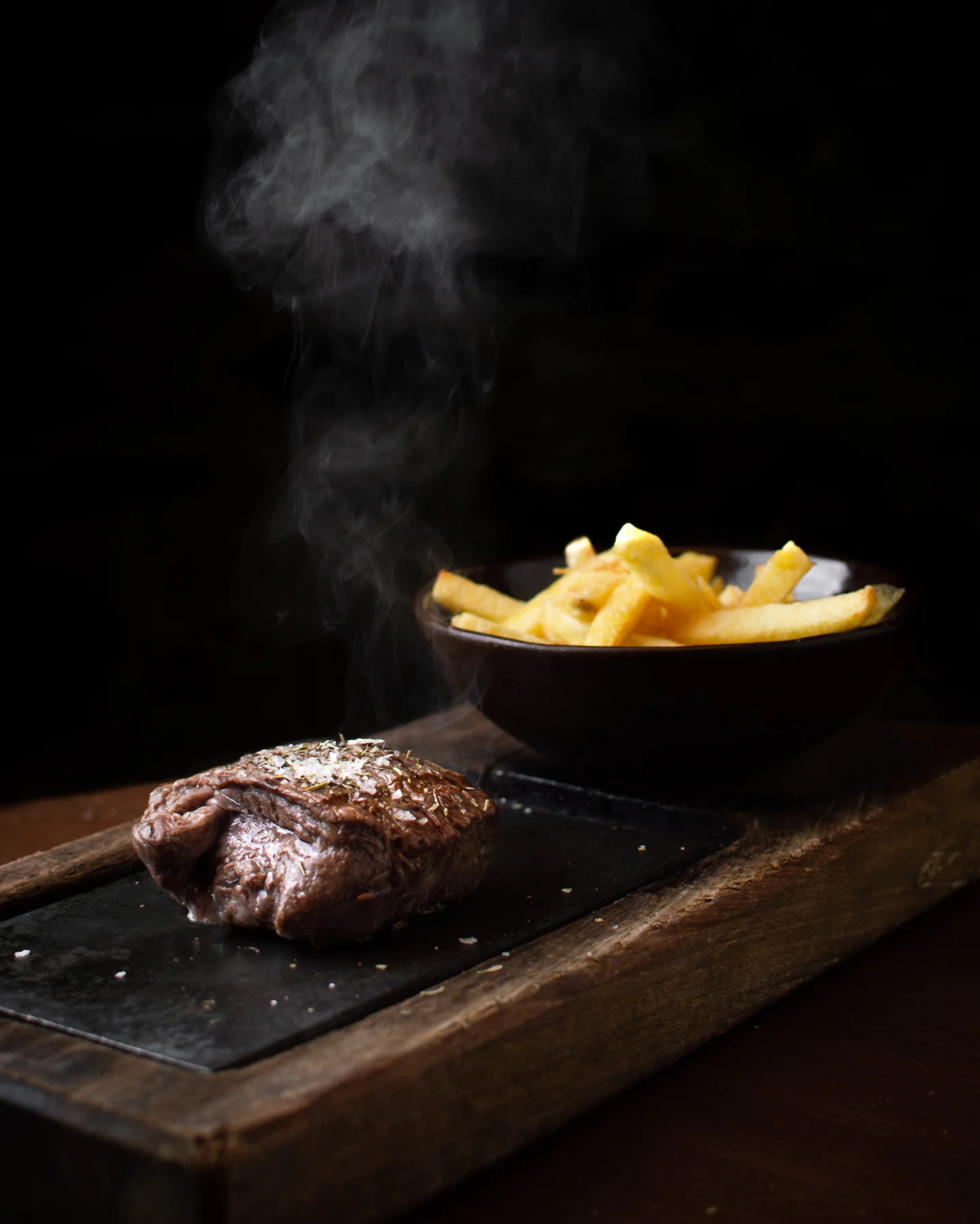 Filet de vaca servit a la llosa calenta amb patates fregides