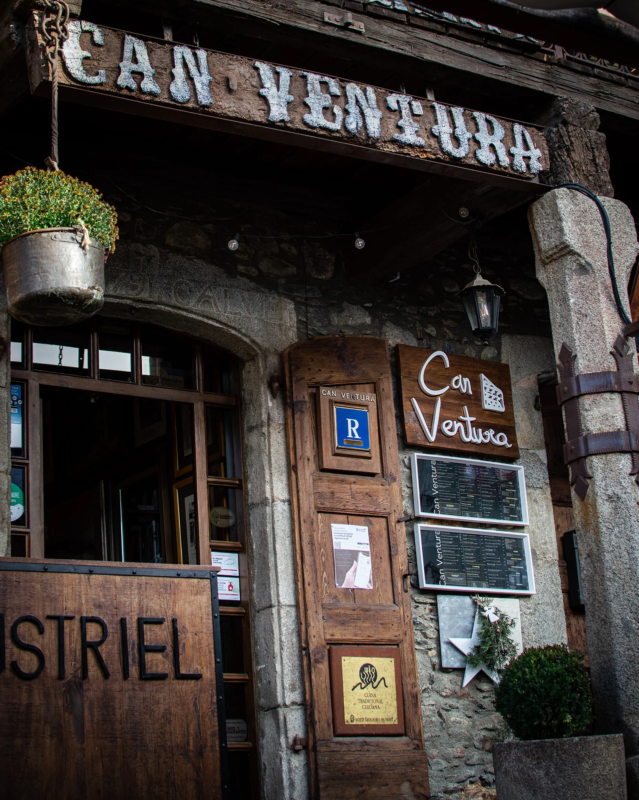 La porta de Can Ventura, a la Plaça Major de Llívia