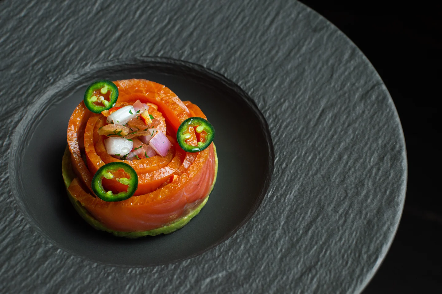 Salmó marinat amb crema d’alvocat, pico de gallo i jalapeños