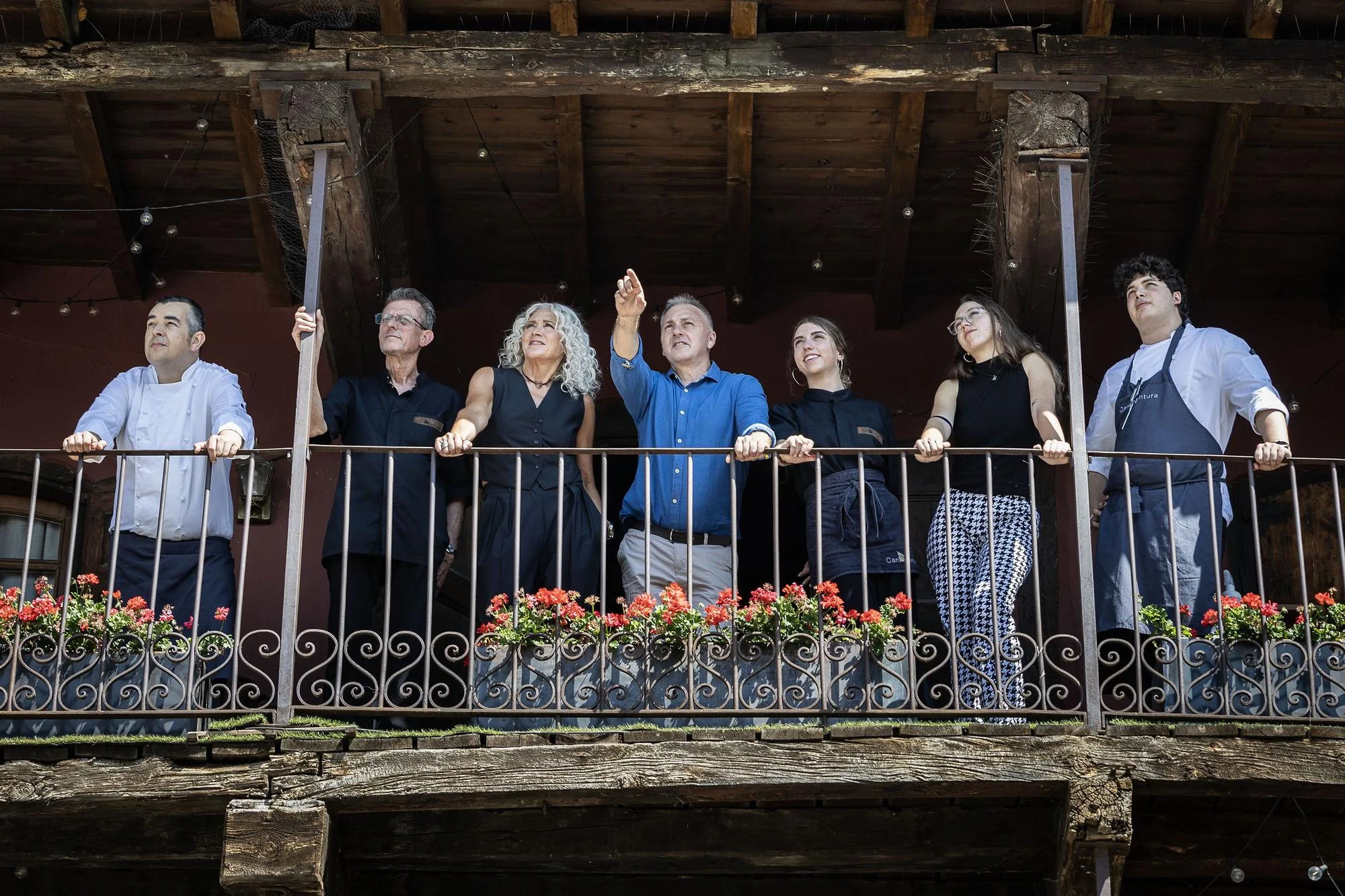 La família i l’equip de Can Ventura al balcó del restaurant